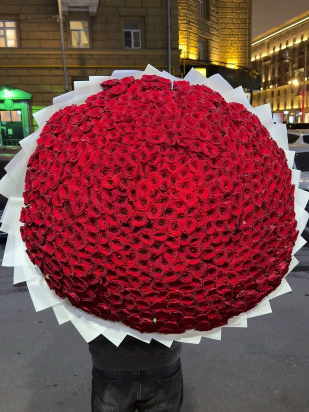 Bouquet colossal de 501 roses rouges « Red Naomi » dans un emballage de designer
