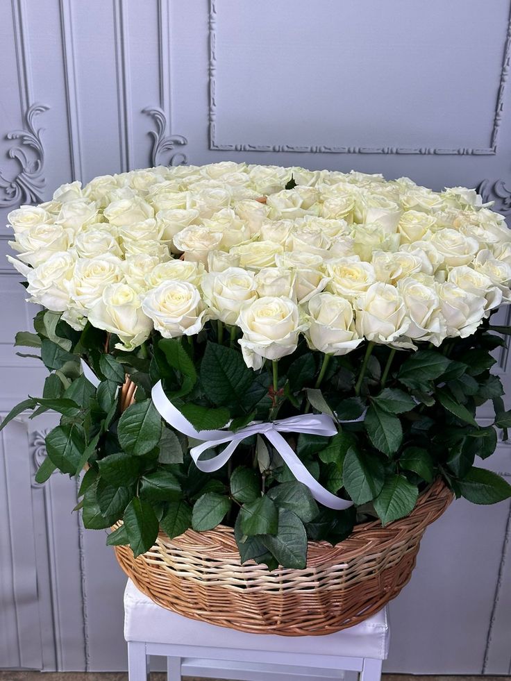 Panier raffiné de 101 roses blanches « Mondial »