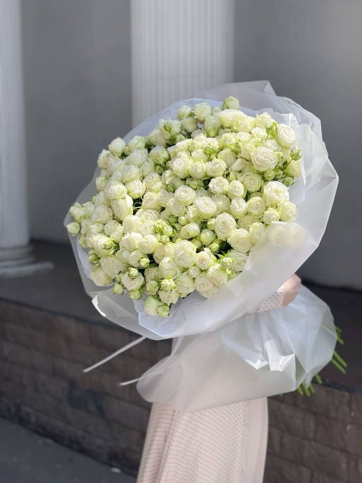 Bouquet élégant de roses buisson blanches en emballage mat