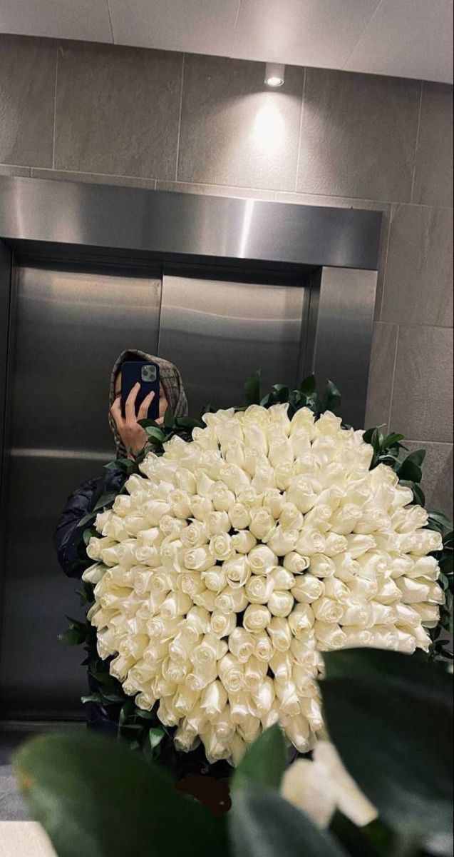 Méga bouquet de 201 roses blanches « Mondial » avec verdure décorative