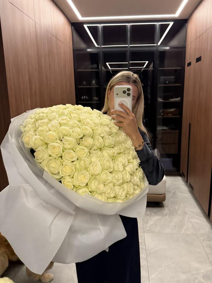 Bouquet luxueux de 201 roses blanches « Avalanche » dans un emballage de designer