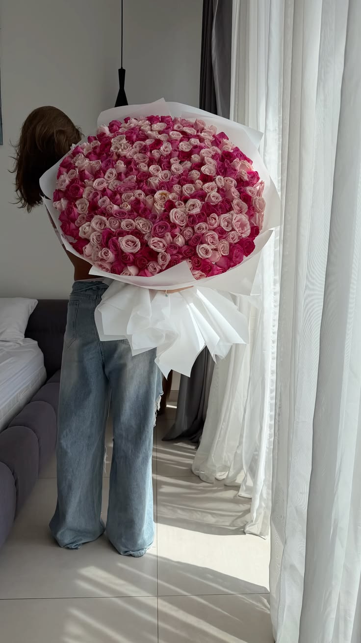 Bouquet mixte luxueux de 301 roses roses et framboise dans un emballage de designer