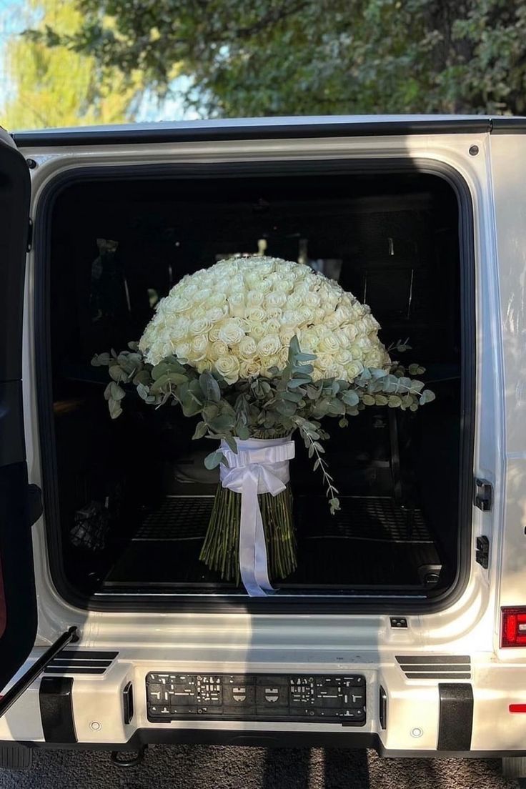 Bouquet imposant de 301 roses blanches « Mondial » avec eucalyptus