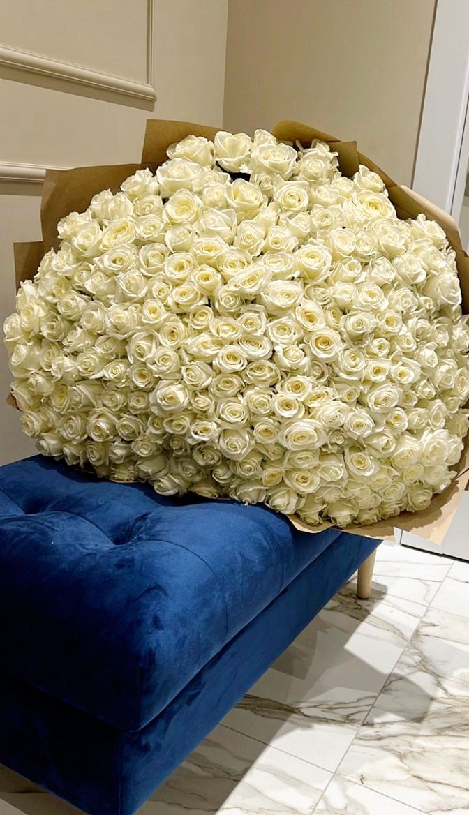 Bouquet grandiose de 301 roses blanches « Avalanche » en papier kraft