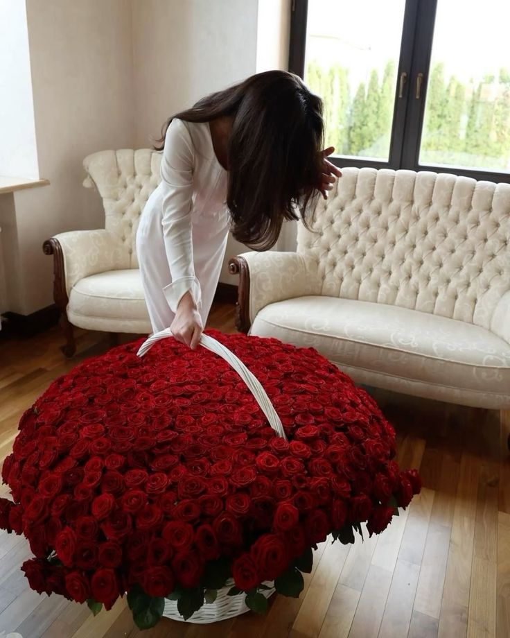 Panier colossal de 1001 roses rouges « Red Naomi »