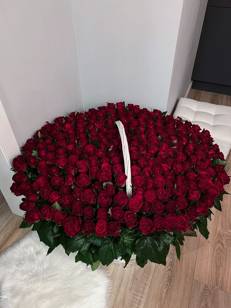 Panier grandiose de 301 roses rouges « Red Naomi »