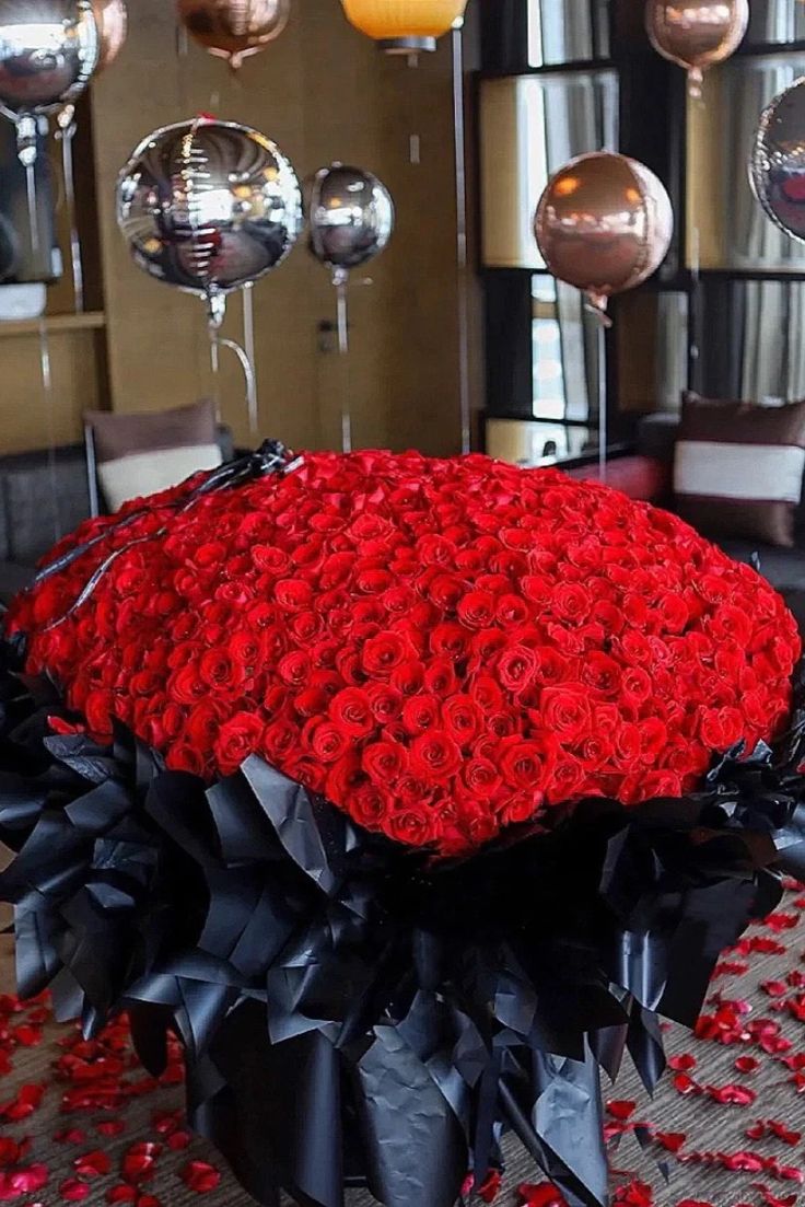 Bouquet colossal de 1001 roses rouges « Red Naomi » dans un élégant emballage noir