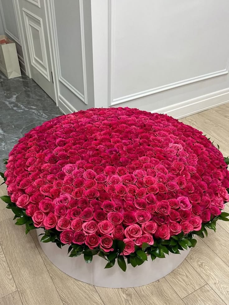Bouquet colossal en boîte de 1001 roses rose vif « Country Blues »